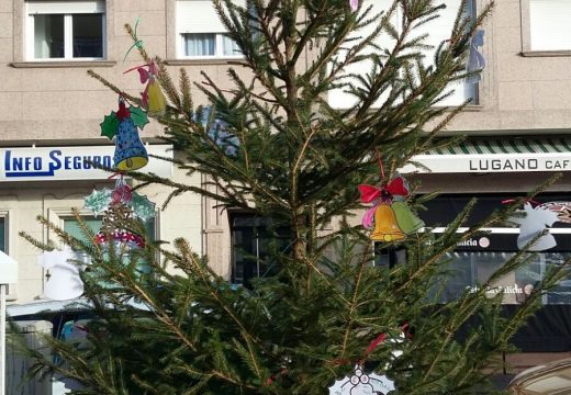 Árbores de Nadal decorados con traballos manuais